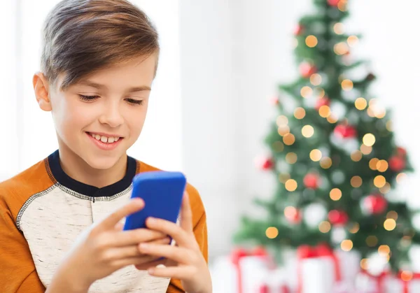 Primo piano di ragazzo felice con smartphone a Natale — Foto Stock