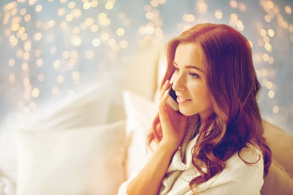 Felice giovane donna chiamando su smartphone a casa — Foto Stock