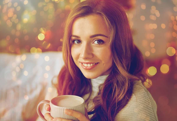 Mujer feliz bebiendo cacao en casa para Navidad —  Fotos de Stock