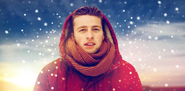 Homme heureux en veste d'hiver avec capuche à l'extérieur — Photo