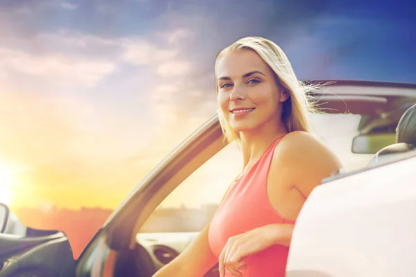 Mujer feliz en coche descapotable sobre el cielo de la noche —  Fotos de Stock