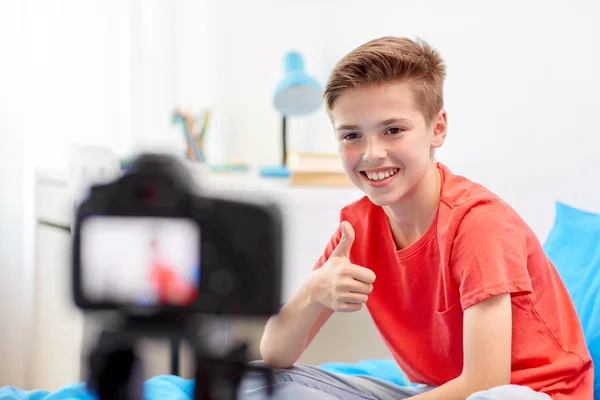 Menino feliz com câmera de gravação de vídeo em casa — Fotografia de Stock