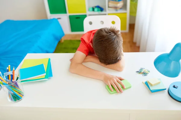 Zmęczony lub smutny student chłopiec z smartphone w domu — Zdjęcie stockowe
