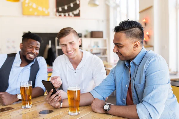 Mężczyzna przyjaciół z smartphone picia piwa w barze — Zdjęcie stockowe