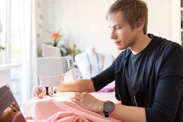 Designer de moda com máquina de costura trabalhando — Fotografia de Stock