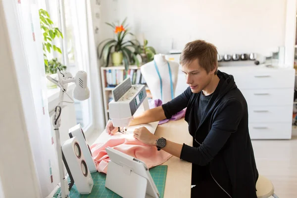 Designer de moda com costura tablet pc no estúdio — Fotografia de Stock
