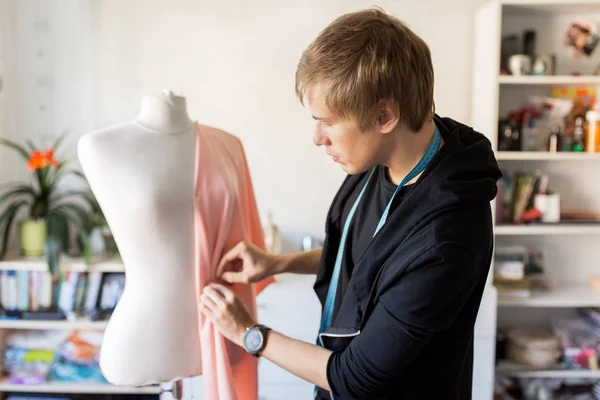 Modeontwerper met dummy maken jurk op studio — Stockfoto