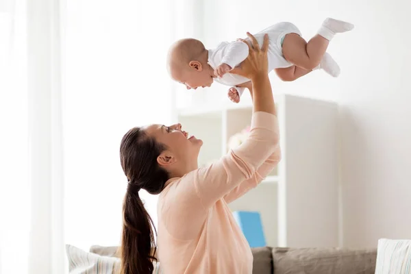 Lycklig mamma leker med lilla pojke hemma — Stockfoto