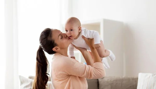愉快的母亲亲吻小男婴在家 — 图库照片