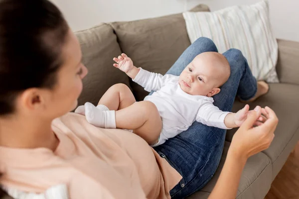 Lycklig mamma med liten pojke hemma — Stockfoto