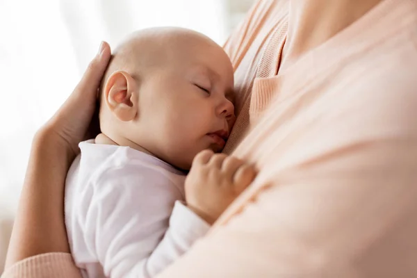 Close up of mother holding sleeping baby — Stock Photo, Image