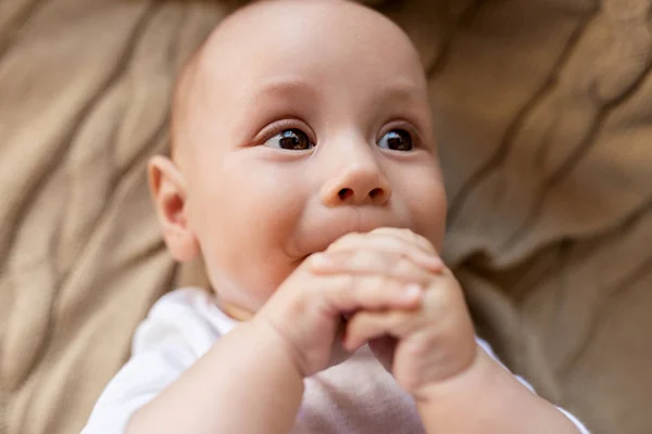 毛布の上に横たわる甘い小さな赤ちゃん男の子のクローズ アップ — ストック写真
