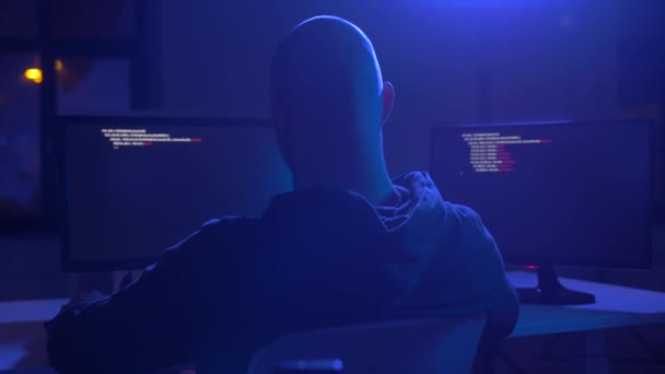Hacker používající počítačový virus pro kybernetický útok — Stock video
