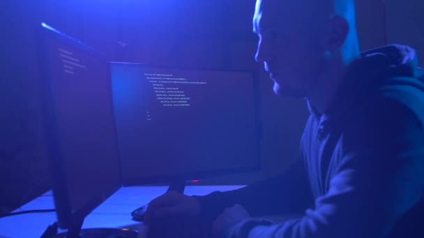 Хакер использует компьютерный вирус для кибератаки — стоковое видео