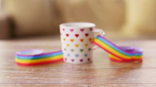 Taza de bebida caliente con gay orgullo conciencia cinta — Vídeo de stock