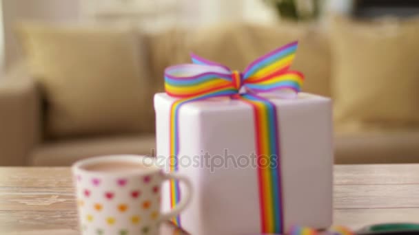 Café con regalo y gay orgullo conciencia cinta — Vídeo de stock