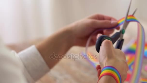 Hände mit der Schere schneiden Gay Pride Awareness Bändchen — Stockvideo