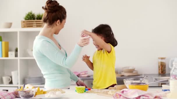 Moeder en dochter plezier op huis keuken — Stockvideo