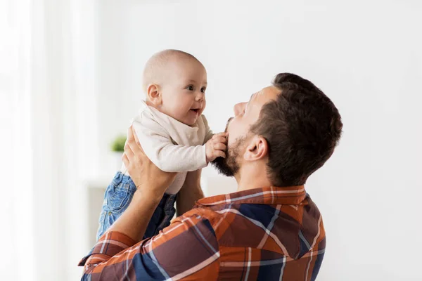Pequeño bebé feliz con padre — Foto de Stock