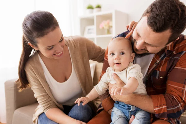 Lycklig familj med barnet hemma — Stockfoto
