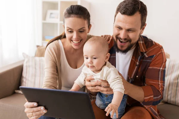 Mãe, pai e bebê com tablet pc em casa — Fotografia de Stock