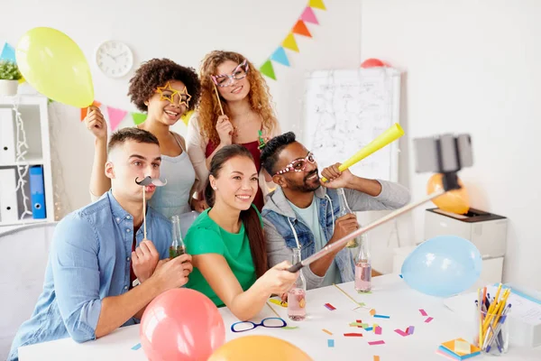 Equipe feliz tomando selfie na festa do escritório — Fotografia de Stock