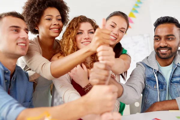 Glückliche Büroangestellte bei Teamwork-Geste — Stockfoto