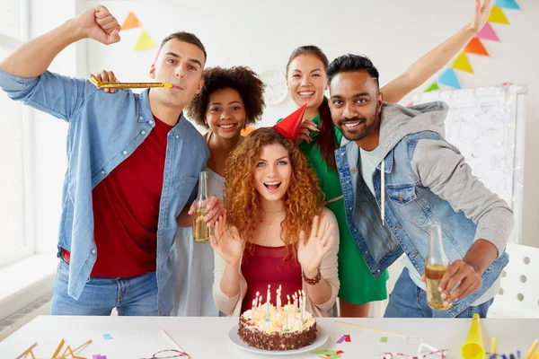 Collègues heureux avec gâteau à la fête d'anniversaire de bureau — Photo