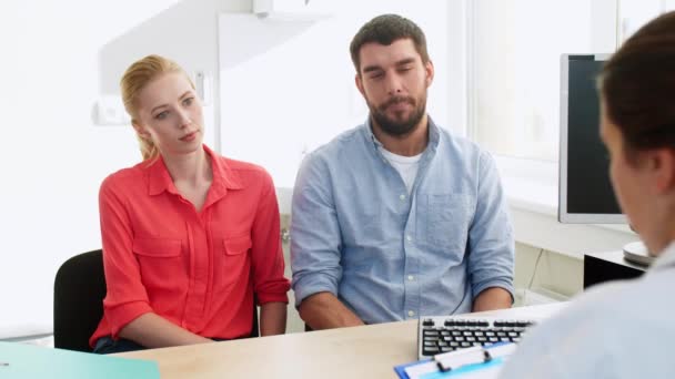 Paar besucht Arzt in Familienplanungsklinik — Stockvideo
