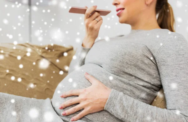 Gravid kvinna använda diktafonen på smartphone — Stockfoto