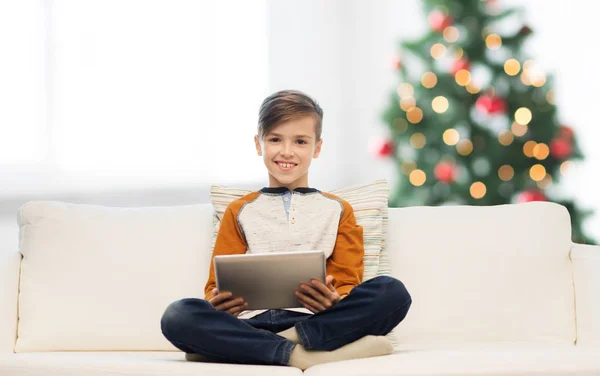 Niño sonriente con la tableta PC en casa en Navidad — Foto de Stock