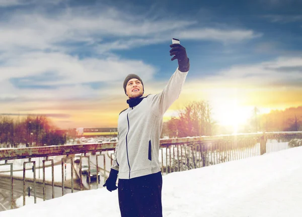 Ember vesz selfie smartphone, télen — Stock Fotó