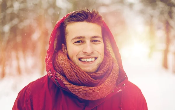 Hombre feliz en chaqueta de invierno con capucha al aire libre —  Fotos de Stock