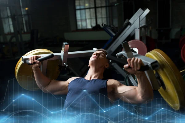 Man gör bröstpress på träningsmaskin i gymmet — Stockfoto