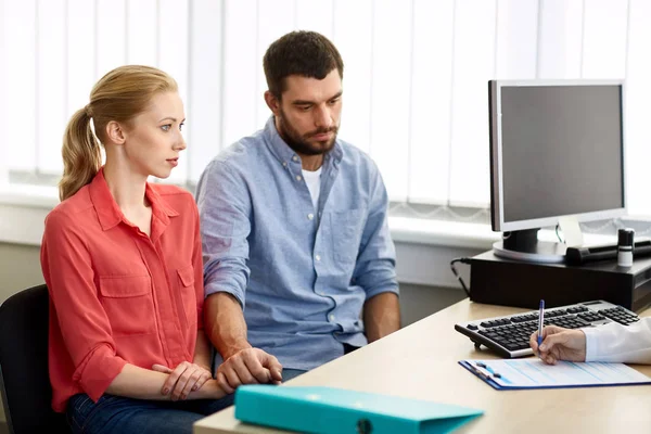 Paar besucht Arzt in Familienplanungsklinik — Stockfoto