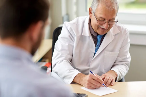 Doktor psaní předpis pro pacienta na klinice — Stock fotografie