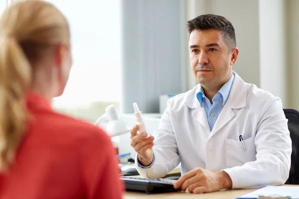 Médecin avec pulvérisation nasale et patient à l'hôpital — Photo