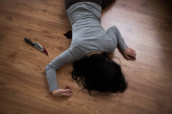 Dead woman body lying on floor at crime scene — Stock Photo, Image