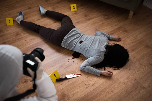 Criminalista fotografiando cadáver en la escena del crimen — Foto de Stock
