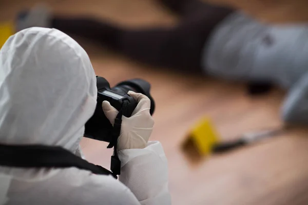 Criminalista fotografiando cadáver en la escena del crimen — Foto de Stock