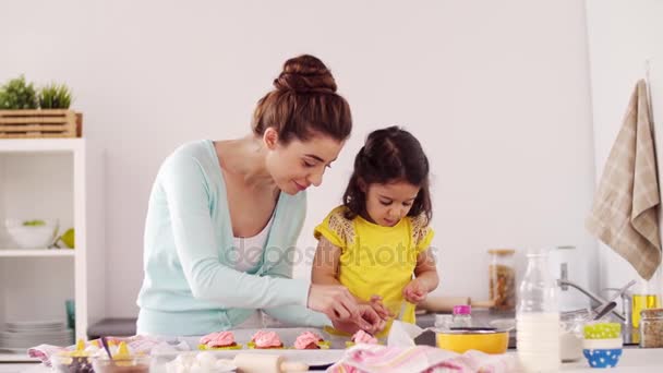 Mãe e filha cozinhar cupcakes em casa — Vídeo de Stock