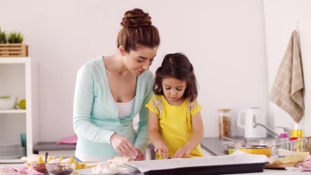 Feliz madre e hija haciendo galletas en casa — Vídeo de stock