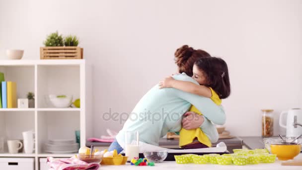 Мати і дочка готують і обіймають вдома — стокове відео