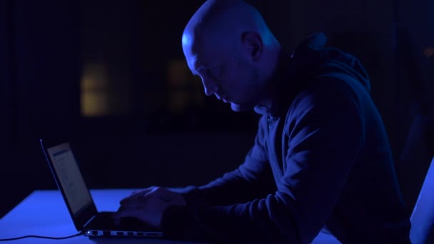 Siber saldırı için dizüstü bilgisayar kullanan hacker — Stok video