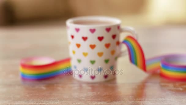 Kopje koffie met gay pride bewustzijn lint — Stockvideo