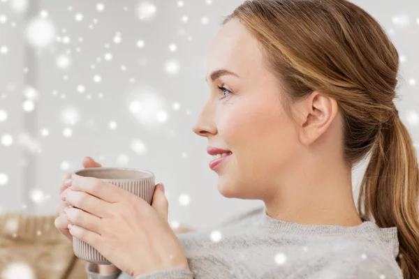 Mujer feliz con taza o taza de beber en casa —  Fotos de Stock