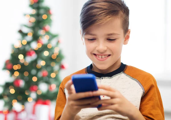Primo piano di ragazzo felice con smartphone a Natale — Foto Stock