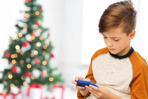 Bliska chłopca z smartphone na Boże Narodzenie — Zdjęcie stockowe