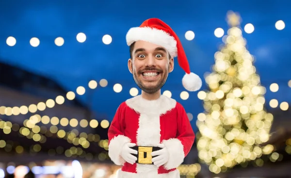 Uomo in costume da Babbo Natale sopra le luci di Natale — Foto Stock