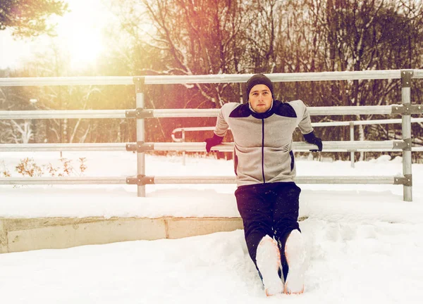 Σπορ άνδρας κάνει triceps ντιπ στο φράχτη το χειμώνα — Φωτογραφία Αρχείου
